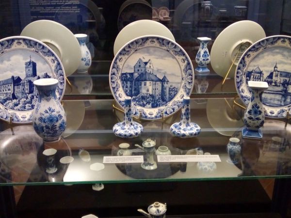 Zamek w Janowcu – renesansowy zamek budowany w latach 1508–1526 na wysokiej skarpie wiślanej w Janowcu w powiecie puławskim. Wystawa ceramiki.