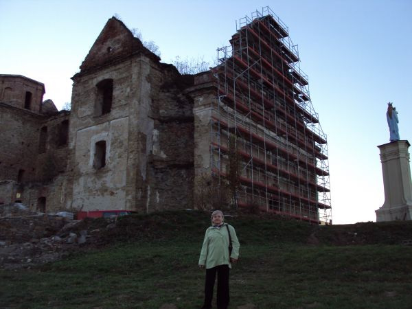 Częściowo zachowały się też kordegarda, budynki gospodarcze i studnia. Na murze /z widocznymi rusztowaniami/ tablica z wyrytymi nazwiskami mnichów, którzy są tu