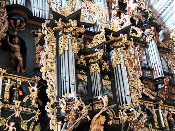 Bazylika Zwiastowania NMP w Leżajsku – wzniesiona w miejscu, gdzie według tradycji ukazała się w 1590 roku Tomaszowi Michałce Matka Boska. Sprawują nad nią opie