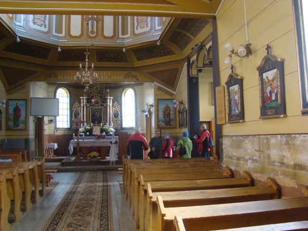 wnętrze świątyni - z akcentem na ołtarz główny, zwiedzanie umożliwił grupie turystycznej z Uniw. III Wieku z Sanoka - ks. prob. Andrzej Szajnar - serdeczne podz