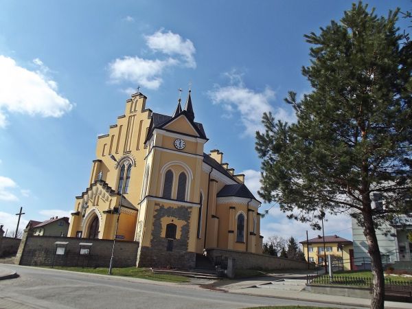 zabytkowy kościół, otoczony kamiennym murem.