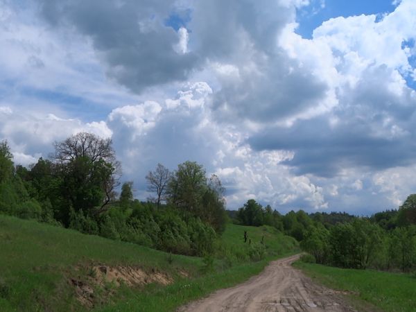 bliska naszemu sercu kraina obfituje w całkiem liczne osobliwości geograficzne, przyrodnicze, topograficzne i historyczne. Pouczano nas po drodze, że bywa iż cz