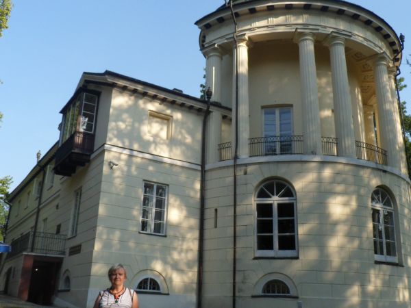 pałac Dzieduszyckich - obiekt jest murowany, piętrowy, prostokątny - z jednej strony w narożu wtopioną częściowo w korpus budynku rotundą, ozdobioną rzędem dory