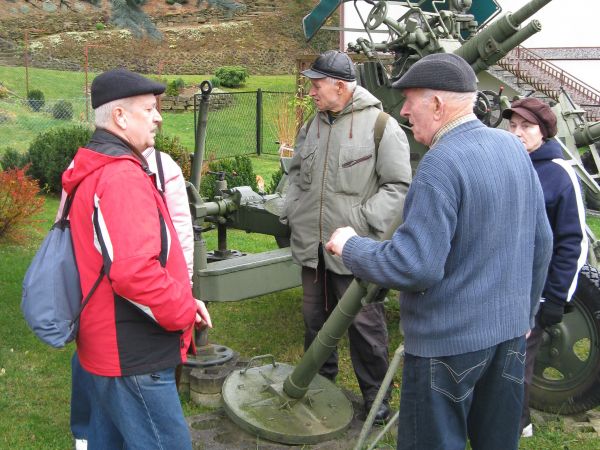 z p. Zbigniewem Jakubowskim na ekspozycji militarnej prywatnej - u hobbysty, kolekcjonera. Robi to, co lubi a jego serdeczność i otwartość pozwala na dzielenie