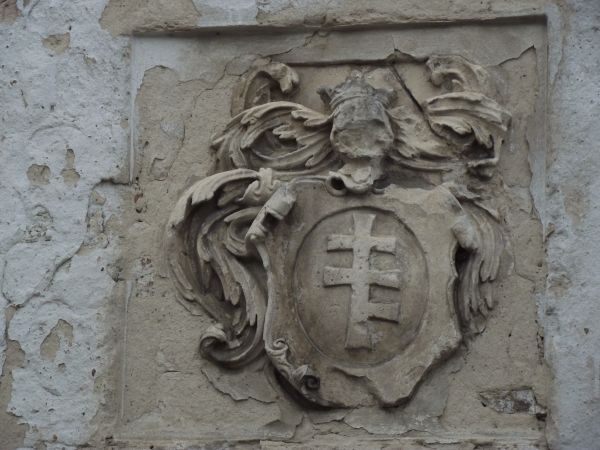 tarcza herbowa - na murach wschodniej elewacji skrzydła klasztornego, nad wejściem do dawnego karceru.