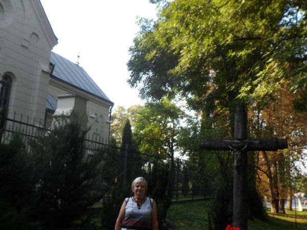 na krańcach parku pałacowego - tuż przy ogrodzeniu kościoła - przy alejce : krzyż drewniany z Chrystusem Ukrzyżowanym.