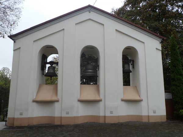 dzwonnica parawanowa przy sanktuarium maryjnym.