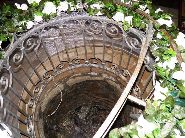 Cudowne źródło wewnątrz kaplicy. Wg. tradycji woda ma cudowne właściwości lecznicze , szczególnie na oczy. Miejsce czczone od 1636 roku.