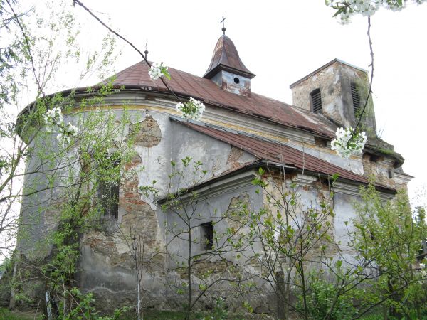widok z linii brzegowej rzeki Kalniczka na : cerkiew pw. Zaśnięcia Matki Bożej.