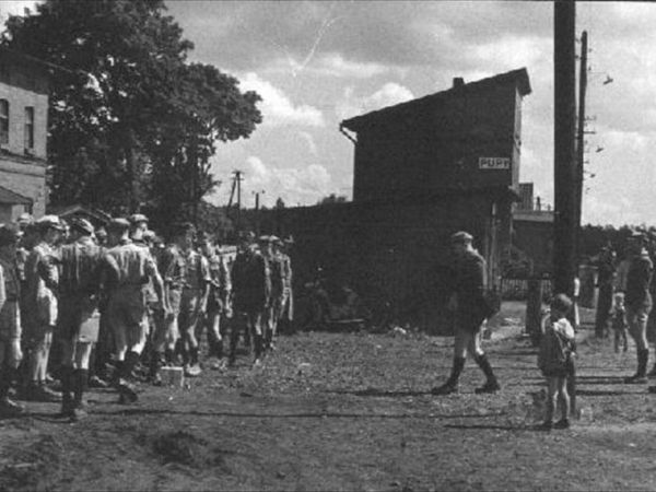 PUPY OD 1945-1959 STACJA KOLEJOWA Z HARCERZAMI.