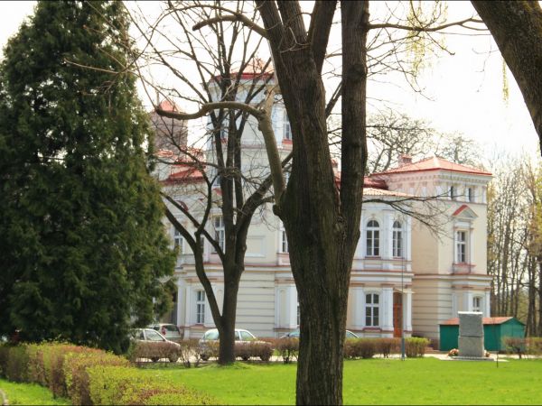 Pałac Lubomirskich w Przemyślu - Bakończycach .  Wybudowany w latach 1885–1887 przez księcia Hieronima Adama Lubomirskiego, według projektu Maksymiliana Nitscha