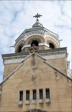 Murowana cerkiew grecko-katolicka,  poświęcona w roku 1912 ,  pod wezwaniem św. Michała Archanioła. Monumentalna budowla w typie bizantyjskim (ukraińskim), na r