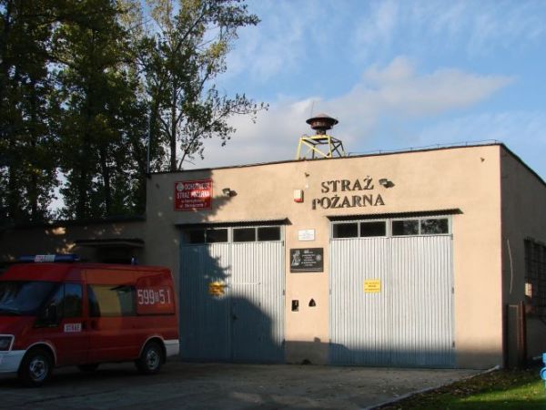 REMIZA  OCHOTNICZEJ  STRAŻY  POŻARNEJ  W  HENRYKOWIE