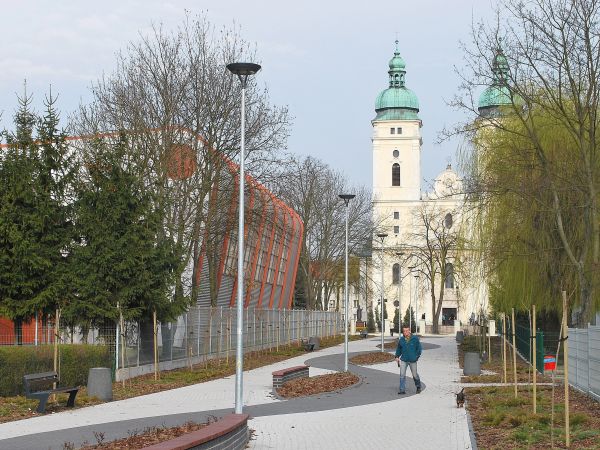 Widok na wieże kościoła p.w.Świętej Rodziny oraz fragment nowej hali sportowej Zespołu Szkół Gastronomicznych.