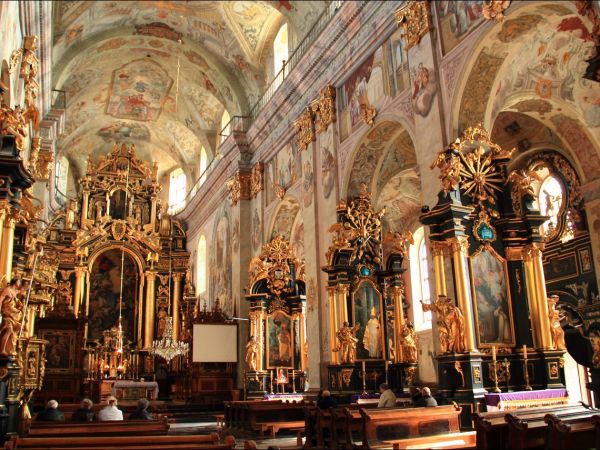 Bazylika Zwiastowania NMP w Leżajsku – wzniesiona w miejscu, gdzie według tradycji ukazała się w 1590 roku Tomaszowi Michałce Matka Boska. Sprawują nad nią opie