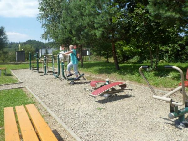 plenerowa siłownia nad Osławą - tu przyrządy i urządzenia : twister, piechur, wioślarz, wyciskacz, orbitrek eliptyczny i narciarz / wahadło.