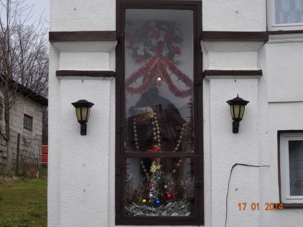 uposażenie przydrożnej kapliczki, przy zagrodowej - co tak pozytywnie świadczyć może o gospodarzu i jego rodzinie, wierze i ufności - we wsi wiele kapliczek, za