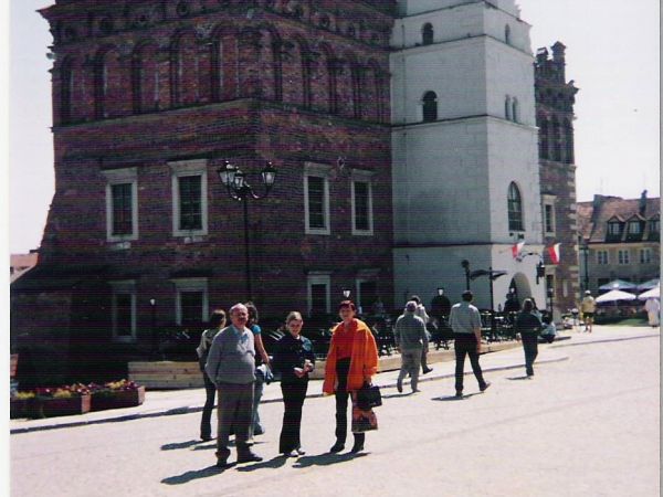 przed ratuszem - od strony Bramy Opatowskiej i kamienicy Oleśnickich /tam biuro, kasa i wejście do trasy podziemnej/. Tu kręcono dużo scen do filmów pt. "Oko pr