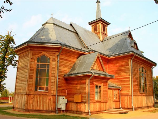 Drewniany kościół parafialny p.w. Matki Boskiej Śnieżnej , zbudowany w 1919 roku wg. projektu inż.arch. Kazimierza Osińskiego.