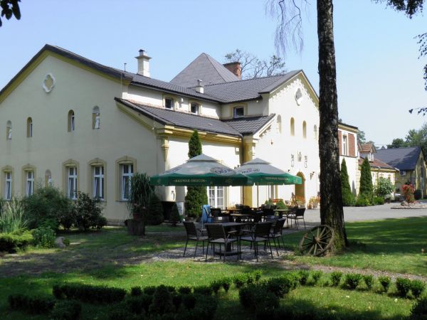 Dwór szlachecki i park wokół niego z XVII wieku w Boratynie k. Jarosławia. Obecnie mieści się tam piękna restauracja i winiarnia oraz hotel.