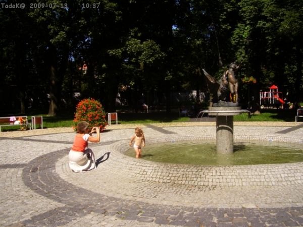 Skwer Dessau - między ul. Nowy Świat i Jana Pawła II.to zdjęcie w lipcu br. 2009.