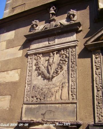 Jedna zabytkowych płyt w zewnętrznej ścianie kościoła