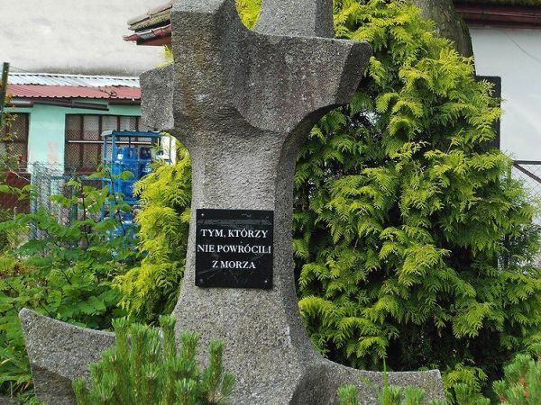 Pomnik stoi przy głównej ulicy.