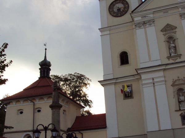 Na przeł. XVII/XVIIIw. Magdalena Czartoryska, ostatnia wielka fundatorka kalwaryjska, podjęła się powiększenia kościoła o długą i szeroką nawę oraz fasadę i wie