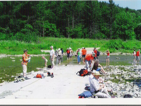 do Komańczy: z Rzepedzi - kilkakrotnie przez rzekę Osławę i Prełuki a tam: Francja i Włochy i Wietnam - takie nazwy noszą przysiółki / rewiry / części składowe