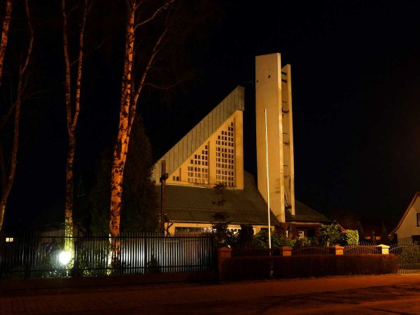 Kościół w nowoczesnym stylu, komponuje się z okolicą.