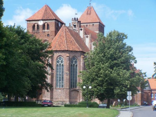 Bazylika Św. Jerzego, gotycki kościół otoczony fragmentami murów obronnych z basztami