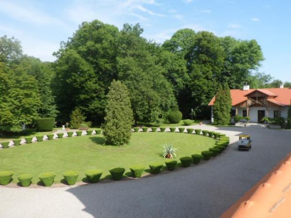 dziedziniec i fragment parku pałacowego, po prawej budynek dla służby - kucharzy, dorożkarzy, fornali, stangretów, woźniców, praczek. N/z po lewej kapliczka pod