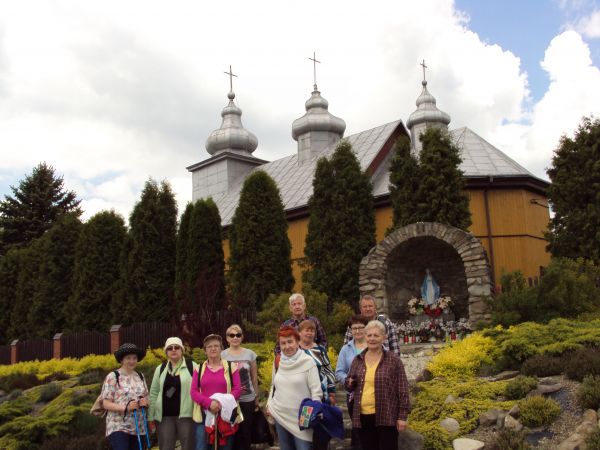 przy grocie z figurą Matki Bożej - przed kościołem, dawna cerkiew z 1879r.