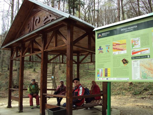 "Bełkotka" jest ulubionym miejscem wycieczek i spotkań towarzyskich kuracjuszy i turystów. Do źródła znajdującego się w lesie na zachód od centrum uzdrowiska pr