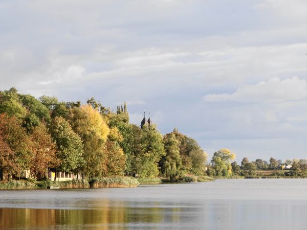 Jezioro Mogileńskie- widok od strony mostu na rzece