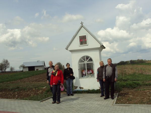 przy przydrożnej kapliczce - drogowcy już zadbali o zatoczkę chodnikową, będzie płotek w otoczeniu, to i pewnie ukwiecenie ?