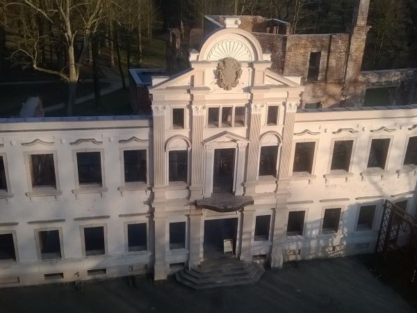 Ruiny zamku w Żmigrodzie. Wzniesiony w XIV w. na lewym brzegu Baryczy. W 1560 r. stanęła w obrębie murów zamku obronna wieża mieszkalna, zbudowana z kamienia, c