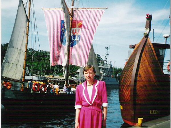 przy: ujściu Parsęty do Bałtyku, stąd wypływają stateczkami, kutrami chętni do przejażdżki - spaceru po morzu  /a bander tam Ci dostatek, prym wiodą pirackie i