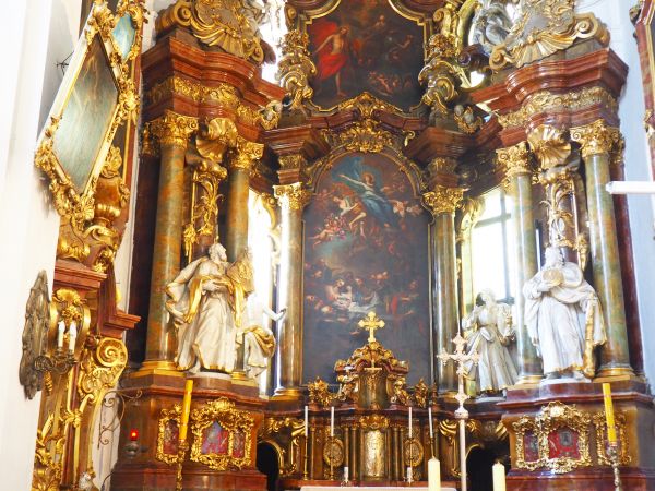 jeden z ołtarzy w świątyni, zachwyca kunszt i bogactwo zdobień.