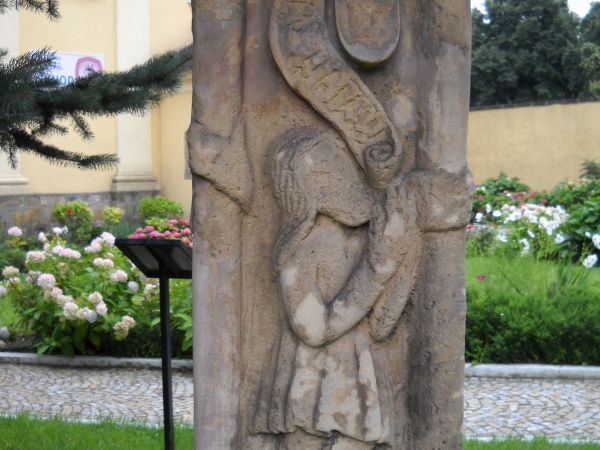 Złotoryja-kościół św. Jadwigi unikatowa kapliczka słupowa z końca XV wieku. Późnośredniowieczna kapliczka słupowa jest unikalnym zabytkiem o dużej wartości arty