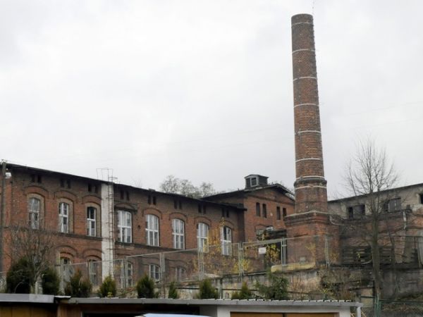 Jeszcze raz zdewastowane hale fabryczne.