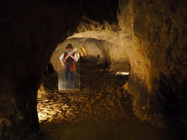 człowiek pracy - ciężkiej harówy, niebezpiecznej, mało popłatnej - wita zwiedzających.