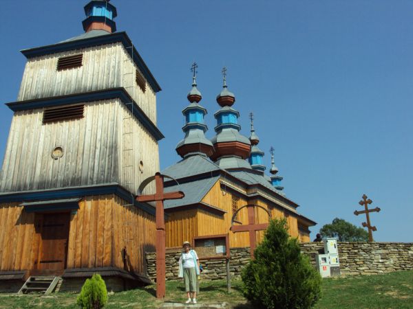 Cerkiew i osmolona po pożarze z 13.09.2006r. dzwonnica. Wokół mur z kamienia, 13.10.2010r. poświęcona odbudowana - uroczystości rekonsekracji przewodniczył metr