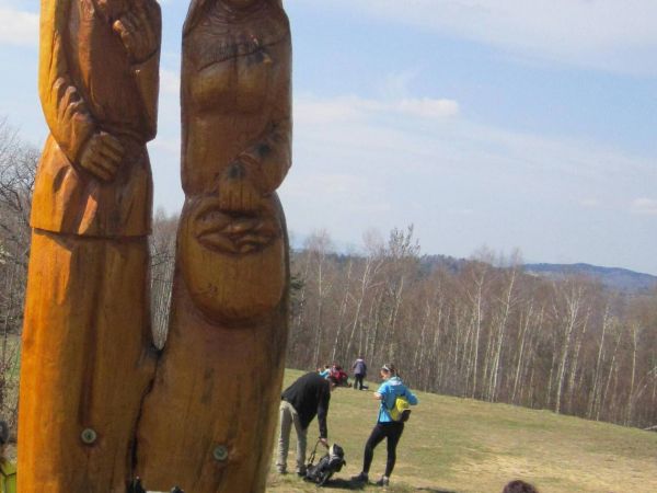 Rzeźby przy Bacówce