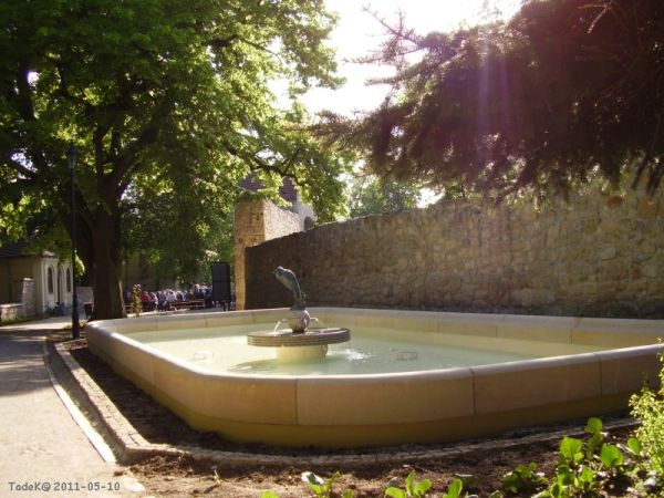 Pod murami obronnymi ze średniowiecza, odbudowana fontanna - widok z pierwszego dnia uruchomienia.