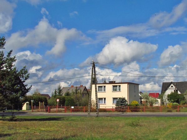 Ulica Długa w pobliżu skrzyżowania z ulicą Jarzębinową