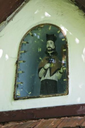 rzeźba św. Jana Nepomucena, z 1828r. - za : "Góry Sanockie", w szczytowej wnęce kapliczki. Przy temacie - polecam galerie m. Tarnawa Górna, Kostarowce, Klimkówk