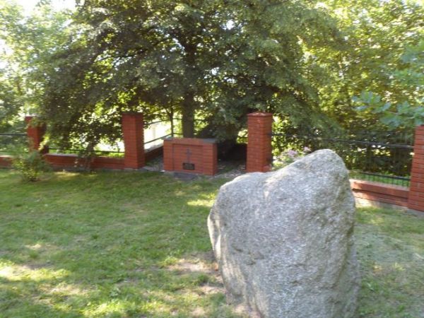 głaz - stanowi akcent, by tu się zatrzymać i tu dowiedzieć się, iż jesteśmy przy lipie, w cieniu której modlił się późniejszy święty - pochodzący z tej wsi - St