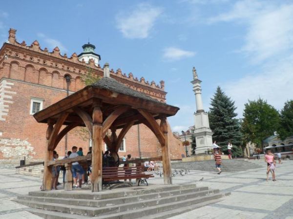 zabytkowa studnia na Starówce.