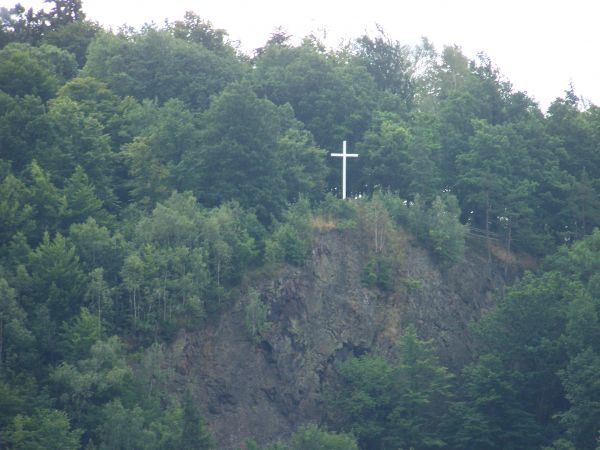 Obryw Skalny z krzyżem nad Bardem